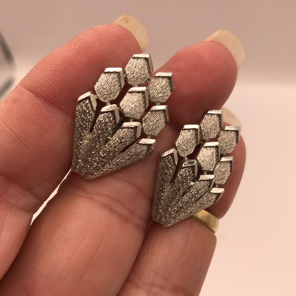 Vintage Coro Silver-Tone Textured Screw-back Earrings - Picture 9 of 9